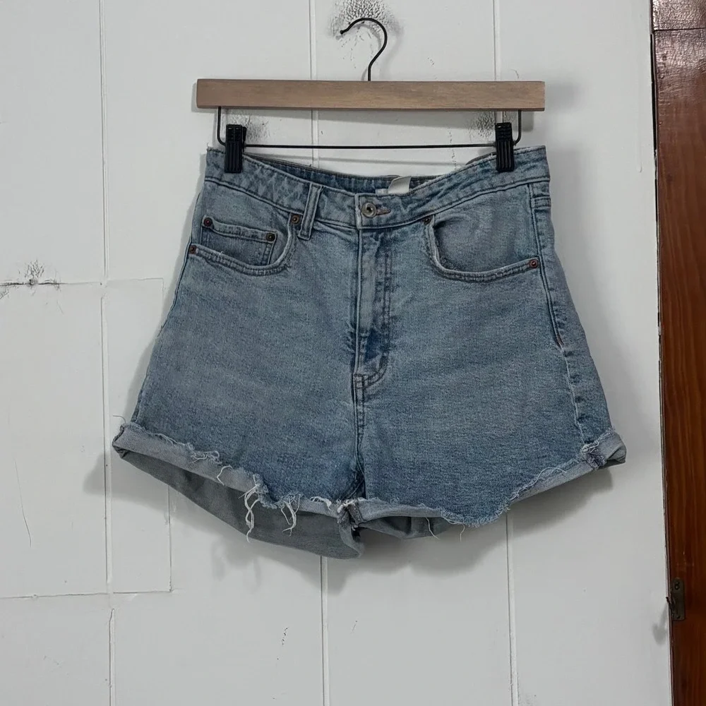 HM‎ Womens High Waisted Denim Shorts Medium Wash Blue Raw Hem Size 8